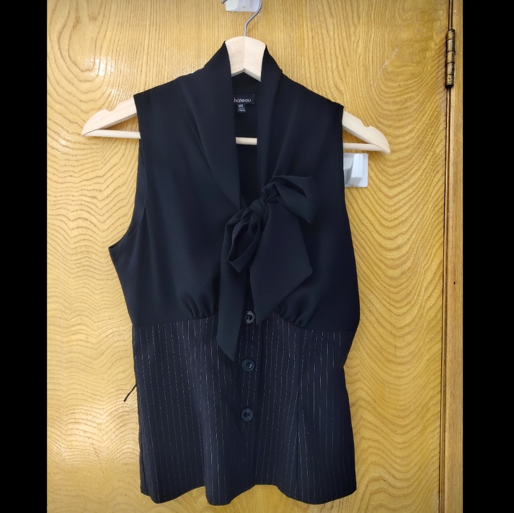 LE CHÂTEAU sleeveless empire waist blouse black